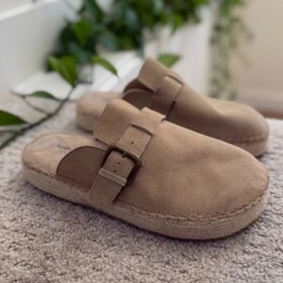 Haute Hippie Aria Suede Mule Clogs Tan Beige Buckle Slip-On 9M NWOT - Picture 3 of 11